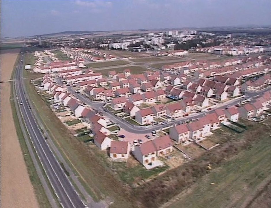 Naissance d'une banlieue mort d'un village 2000 Réalisateur : Sidney Jézéquel Production : Les Films Roger Leenhardt Sujet : la commune de Goussainville (95)