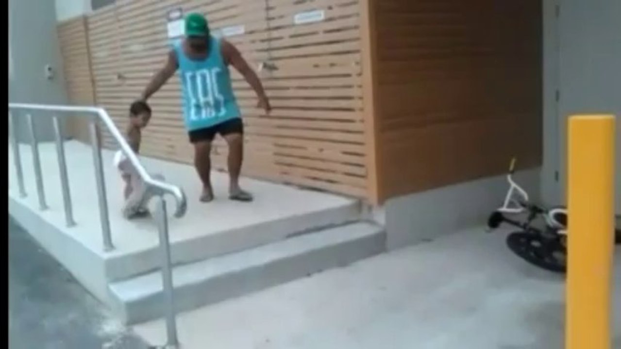 A 2 ans, ce petit Australien est déjà un virtuose du skate