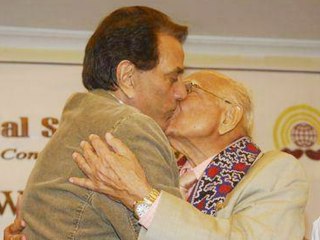 Dharmendra Jethtmalani Kiss Photo Goes Viral