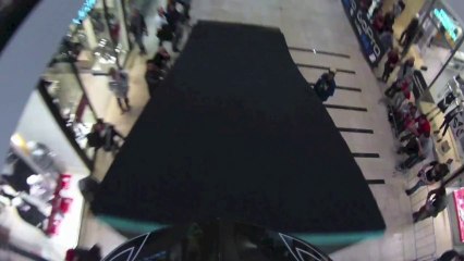 Faire du BMX dans un Centre Commercial!