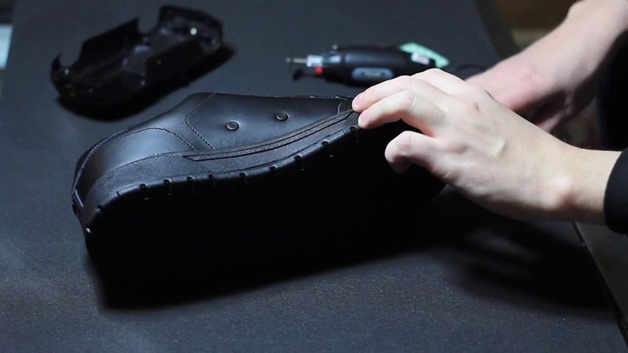 Fabriquer une chaussure télécommandée pour rendre fou son chien!