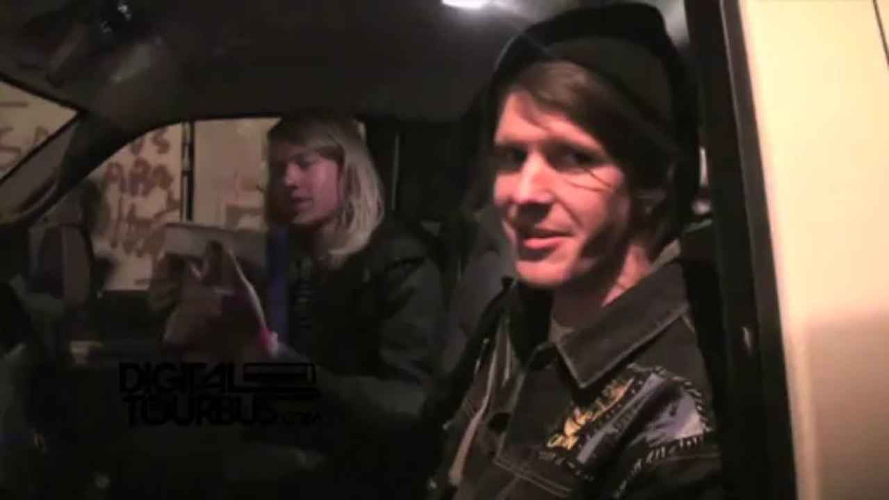 Queens Club - BUS INVADERS Ep. 203