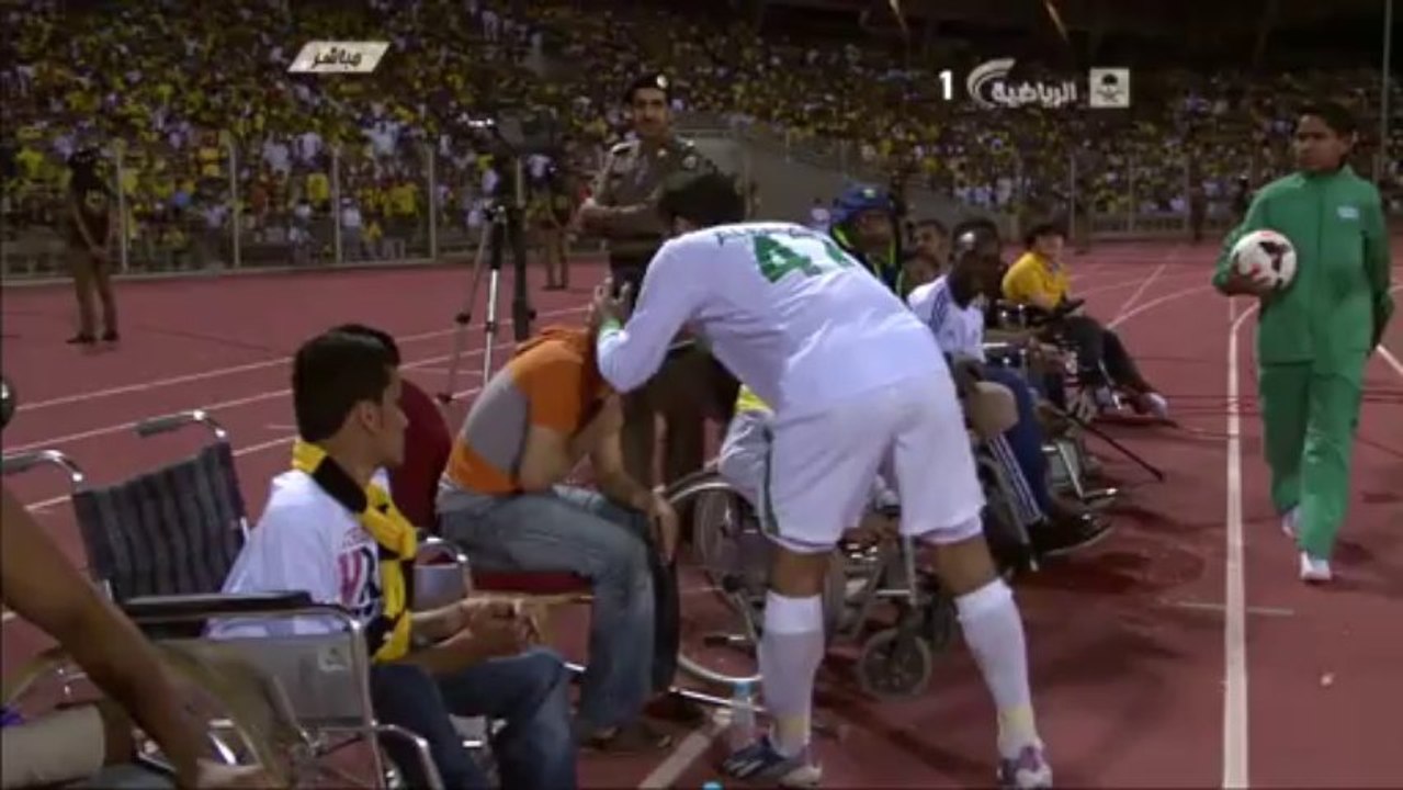 لقطة جميلة من مصطفى بصاص باعتذاره وتقبيل رأس احد مشجعي الاتحاد لذوي الاحتياجات الخاصة بعد ان سدد الكورة اليه من غير قصد - الاهلي 2-1 الاتحاد - دوري جميل 24/01/2014 HD