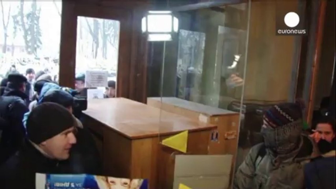 Power struggle in Ukraine's regions as protesters target government buildings