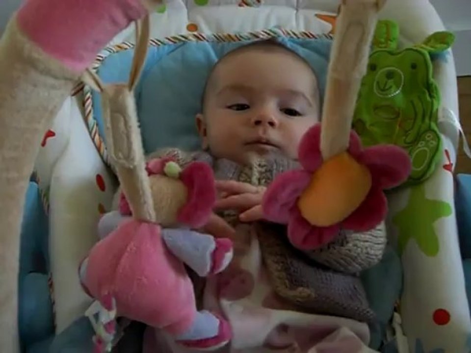 Héloïse découvre ses mains