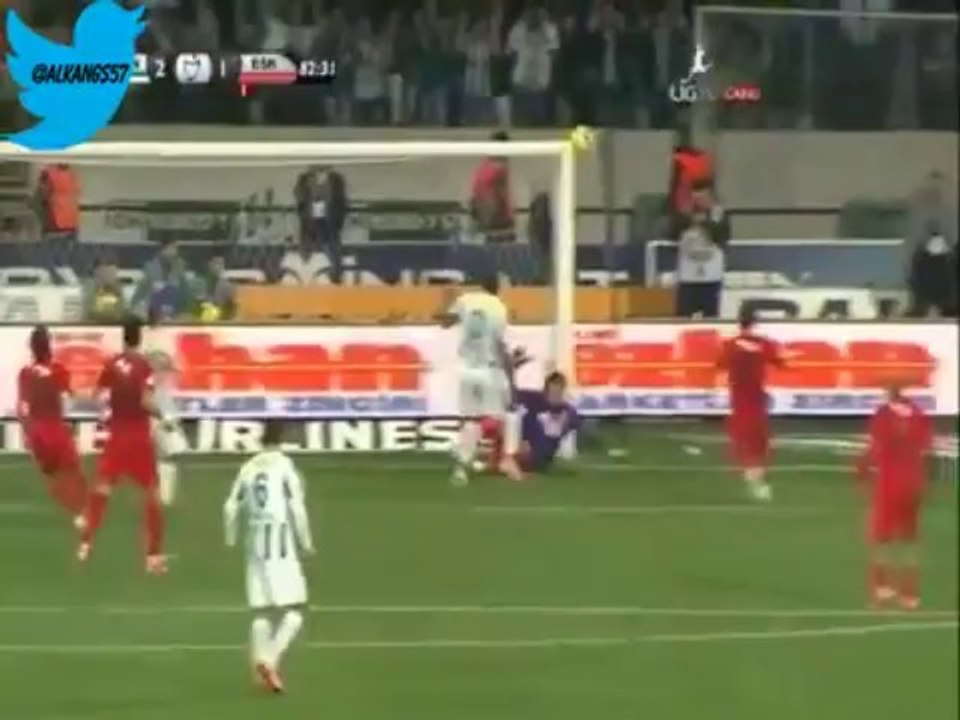 ¡El defensa Cetin para un penalti tras ser expulsado su portero!
