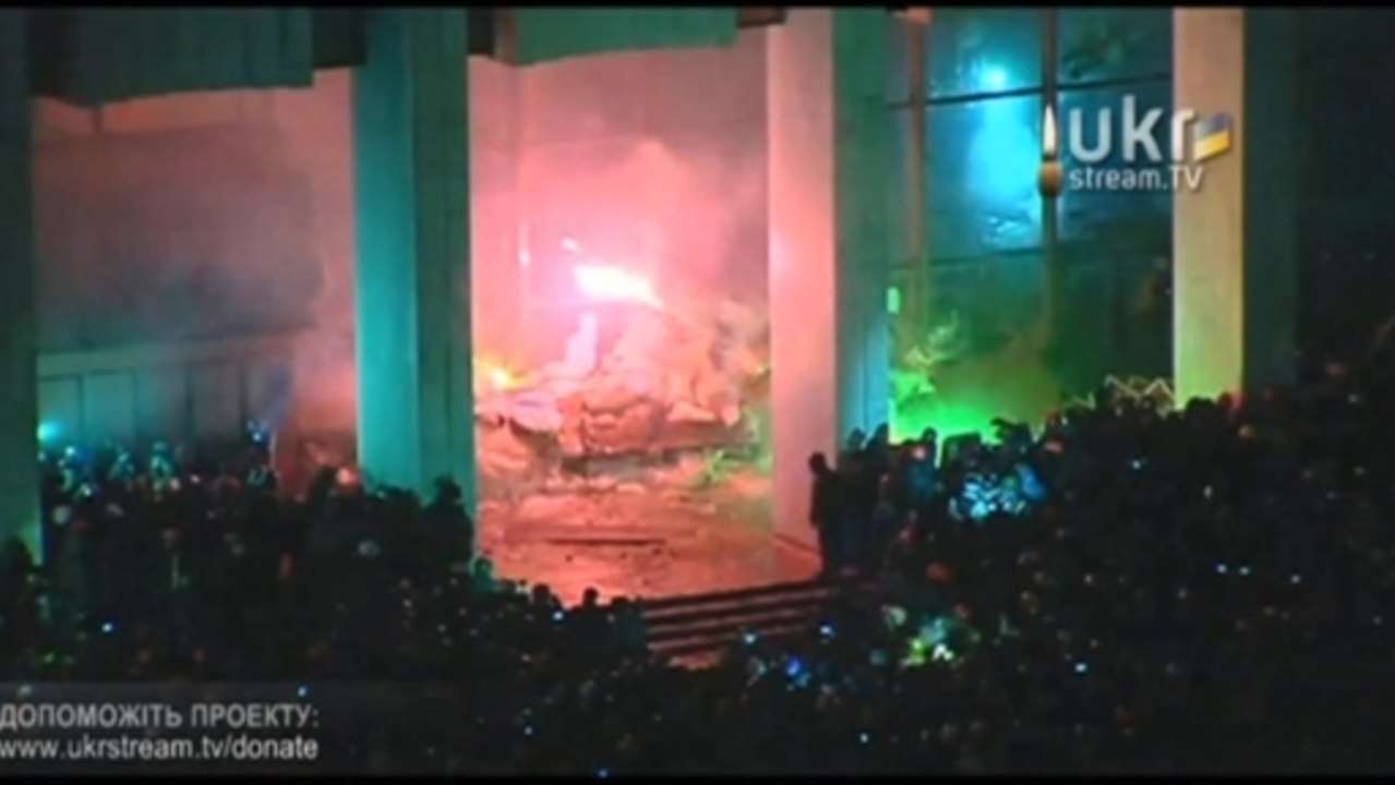 Protesters throw flash grenades at building in Ukraine