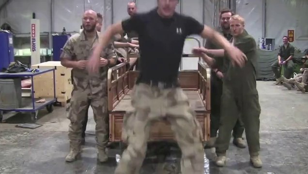 La Marine de Suède reprend Grease lightning - Lip Dub hilarant!