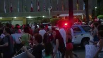 Voitures retournées et vitrines brisées à Sao Paulo