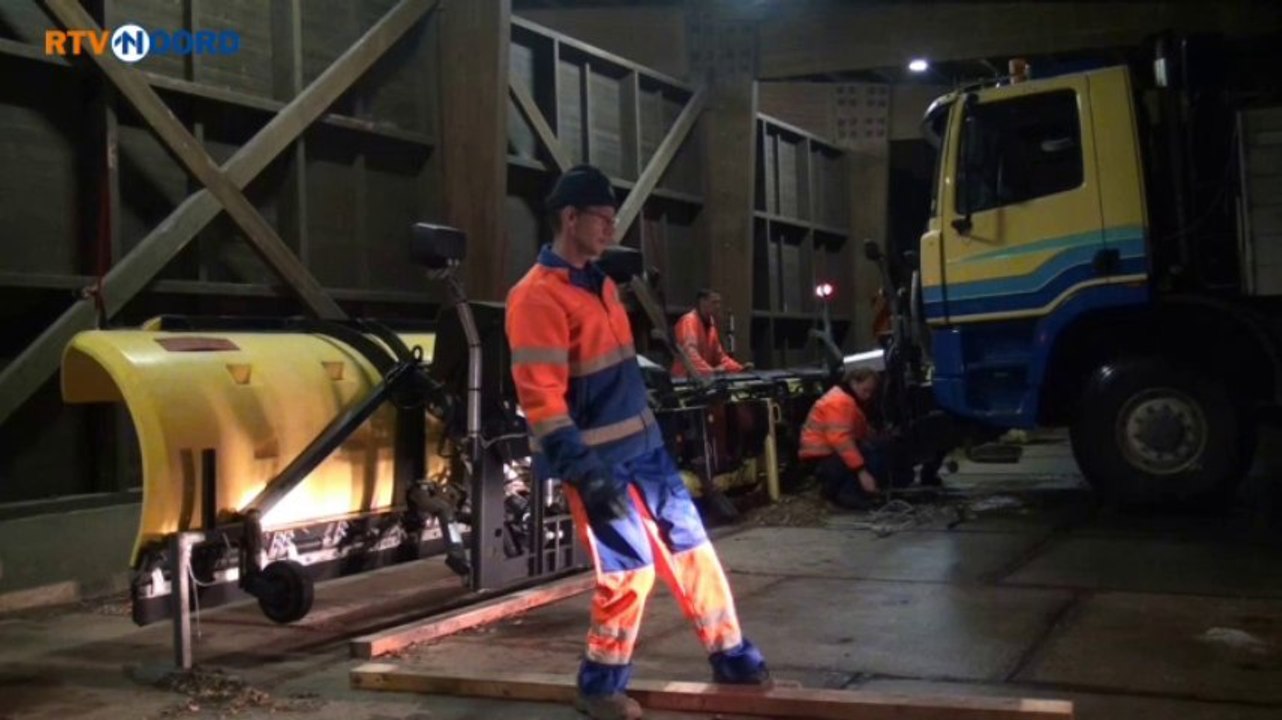 Sneeuwploegen in actie met strooizout - RTV Noord