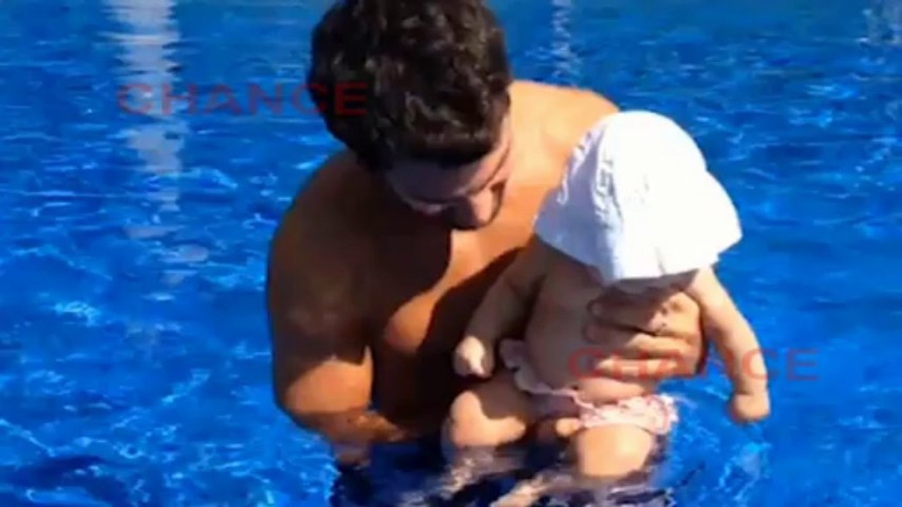 Cesc orgulloso de los primeros pasos de su hija Lia