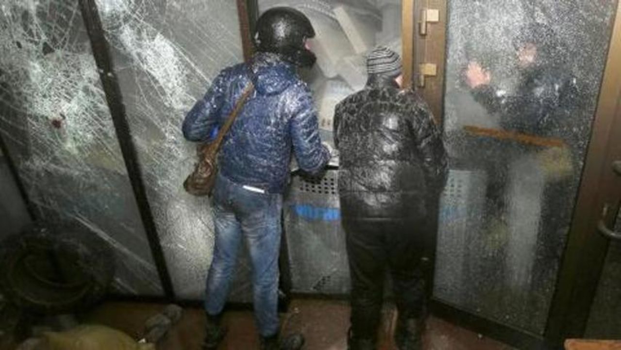 Overnight violence in Ukraine as unrest continues