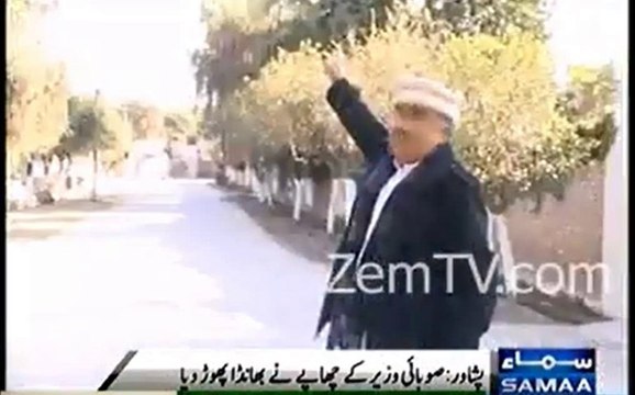 کے پی کے منسٹر شاہ فرمان کا پیسکو چیف کے گھر پر پولیس اور میڈیا سمیت چھاپہ۔ چیف صاحب خود کنڈے ڈال کر بجلی چوری کر رہے تھے۔