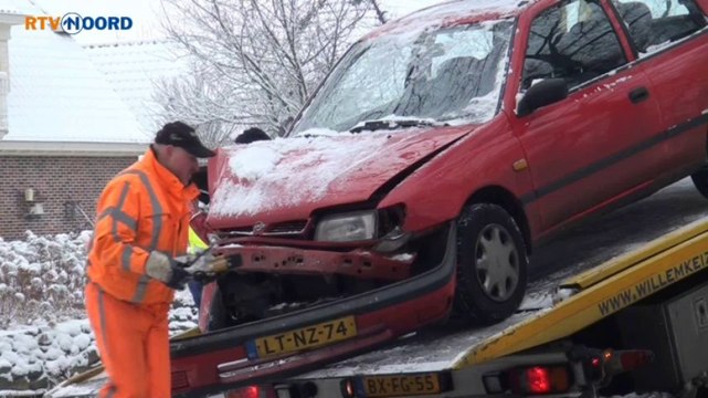 Auto botst tegen boom bij Stadskanaal - RTV Noord