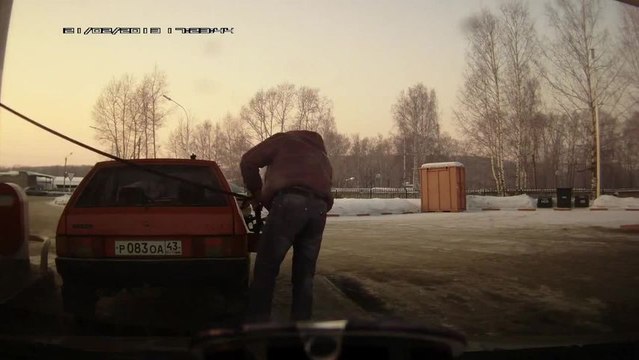 Un russe fait le plein d'essence