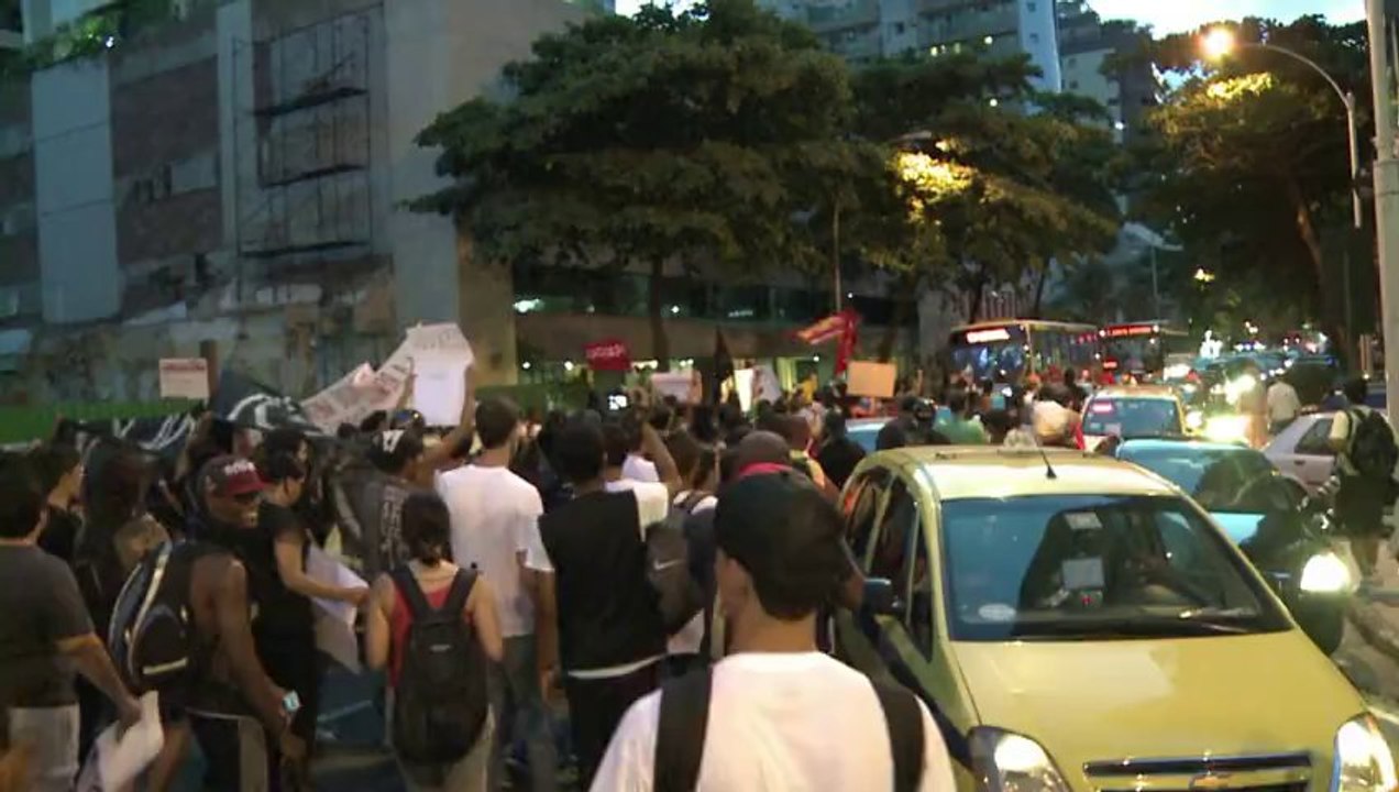 Protesto contra a Copa tem ‘Batman’ do Rio