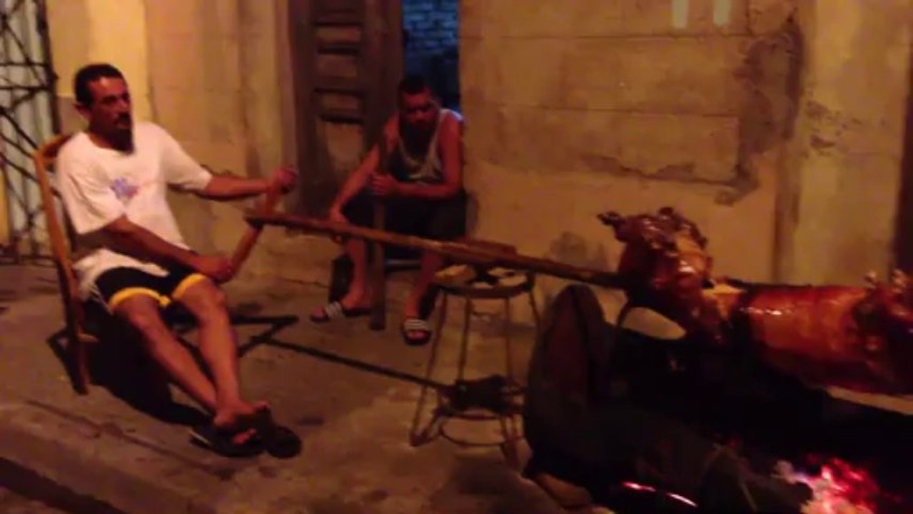 WWW.DANSACUBA.COM Reveillon du nouvel an avec le cochon a la broche décembre 2013.