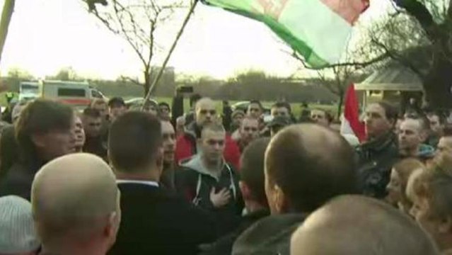 UK anti-fascists rally against far-right Vona