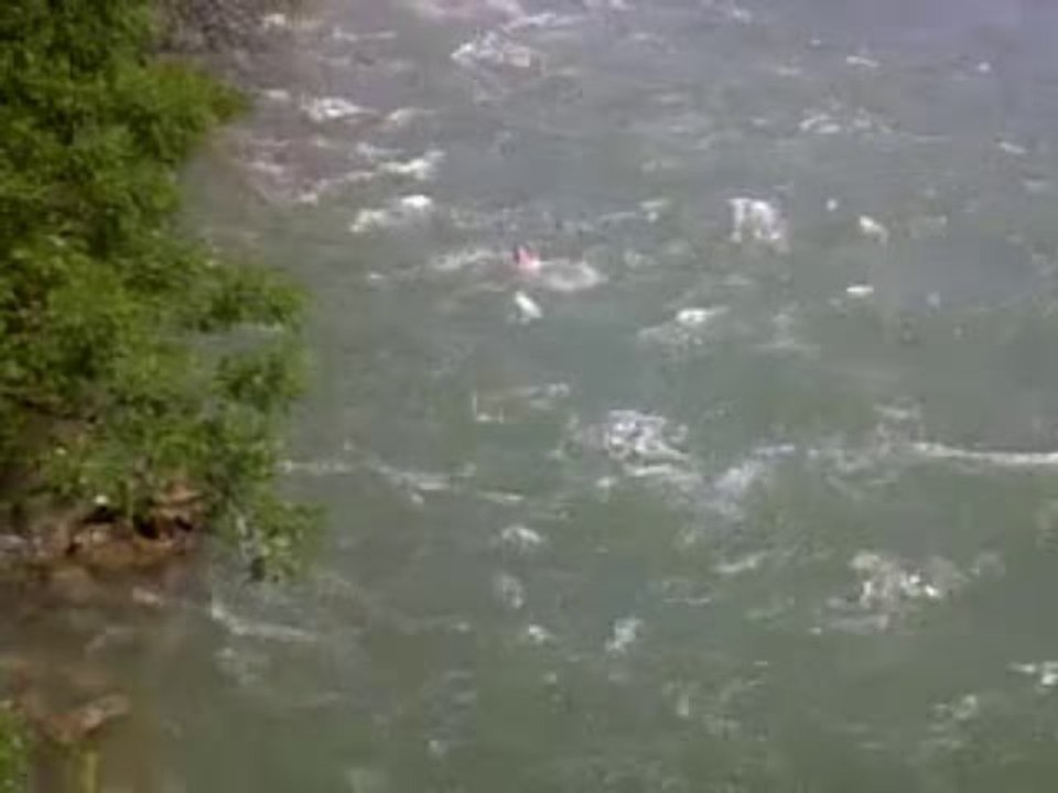 vidéo inondation| Choc il se baigne en pleine crue!!