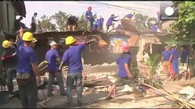 Filipinas: vecinos de un barrio de chavolas se enfrentan a la policía para evitar la demolición de sus viviendas