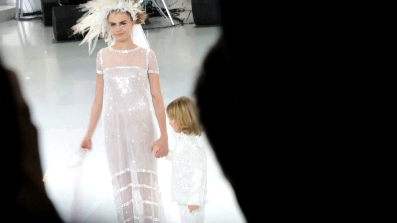 Sous les jupes des filles # 2: Chanel