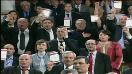 Tunisie : des applaudissements accueillent la signature de la nouvelle Constitution
