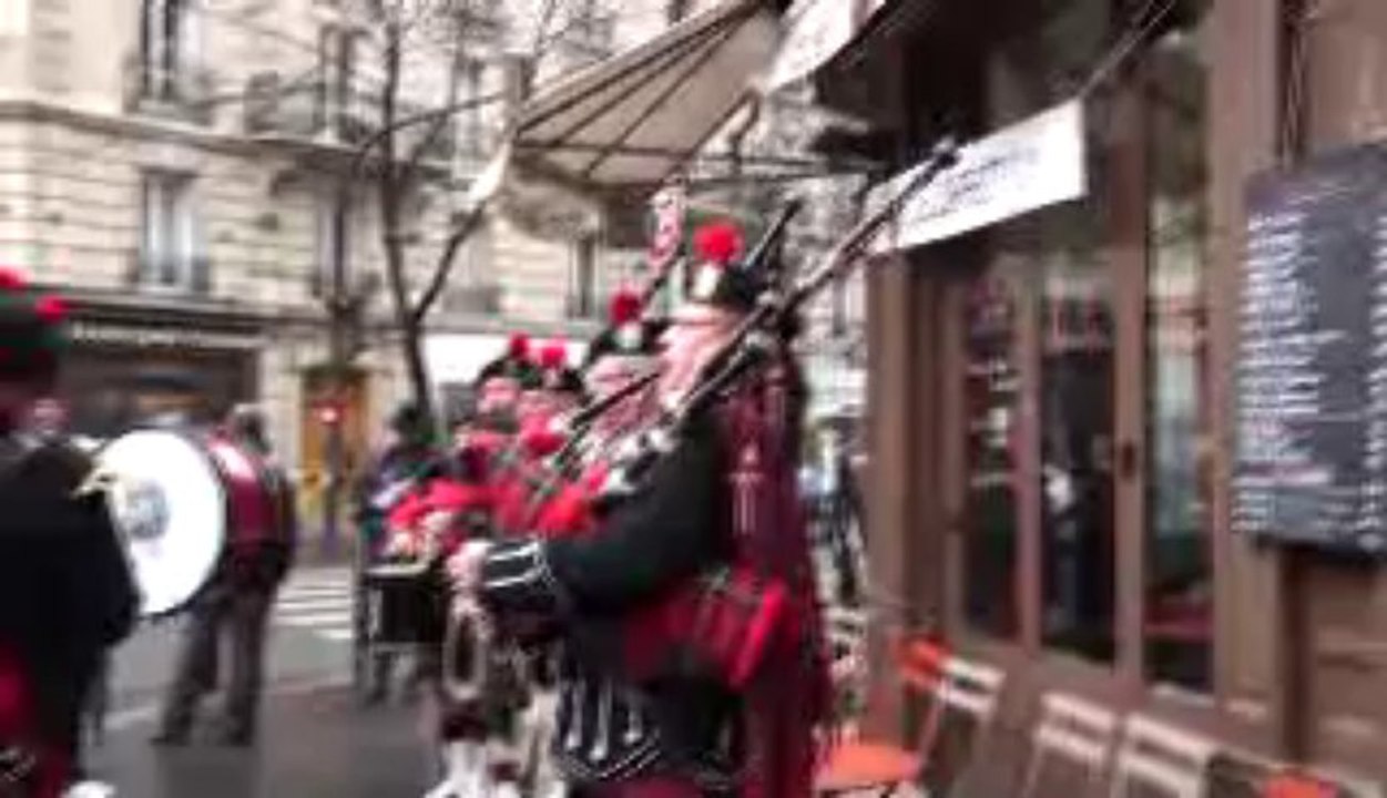 BALADE CELTIQUE du 11 janvier 2014 avenue de Clichy Paris 17e avec le groupe NESLE DISTRICT PIPE AND DRUMS