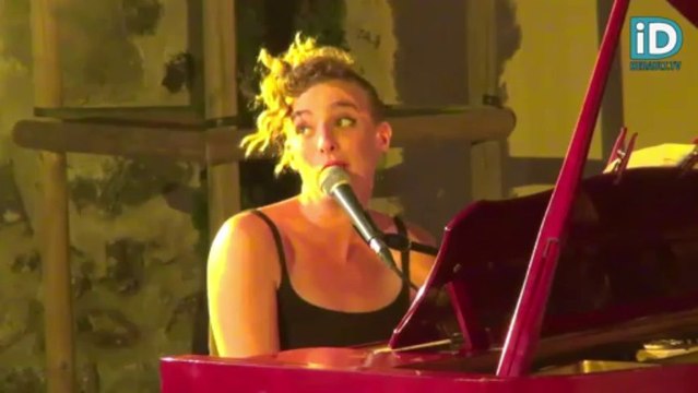 AGDE : Barbara Weldens - Où sont mes nichons