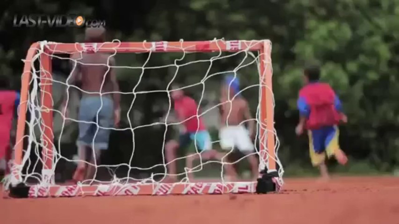 Ronaldinho chante avec EdCity (Vai na fé)