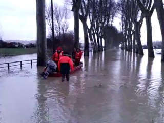 Les pompiers de Tonneins sur la RD 813 inondée