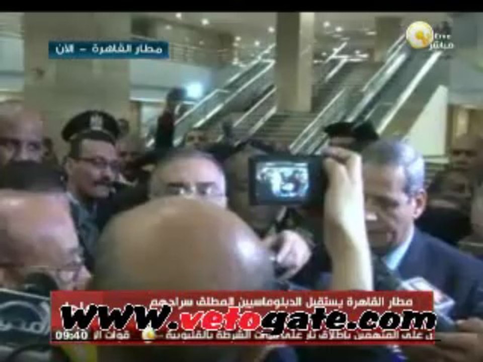 وصول الدبلوماسيين المختطفين إلى مطار القاهرة
