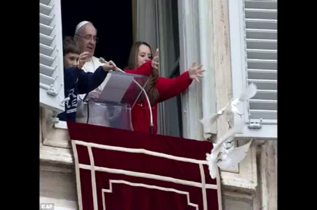 DEUX COLOMBES LÂCHÉES PAR LE PAPE FRANÇOIS SE FONT ATTAQUER PAR UNE MOUETTE ET UN CORBEAU