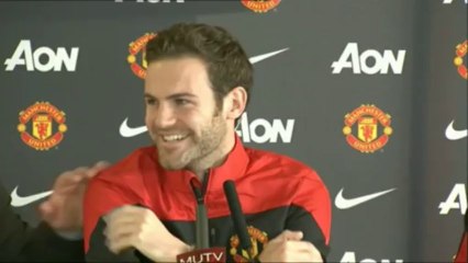 Mata bromea con el traductor en la rueda de prensa