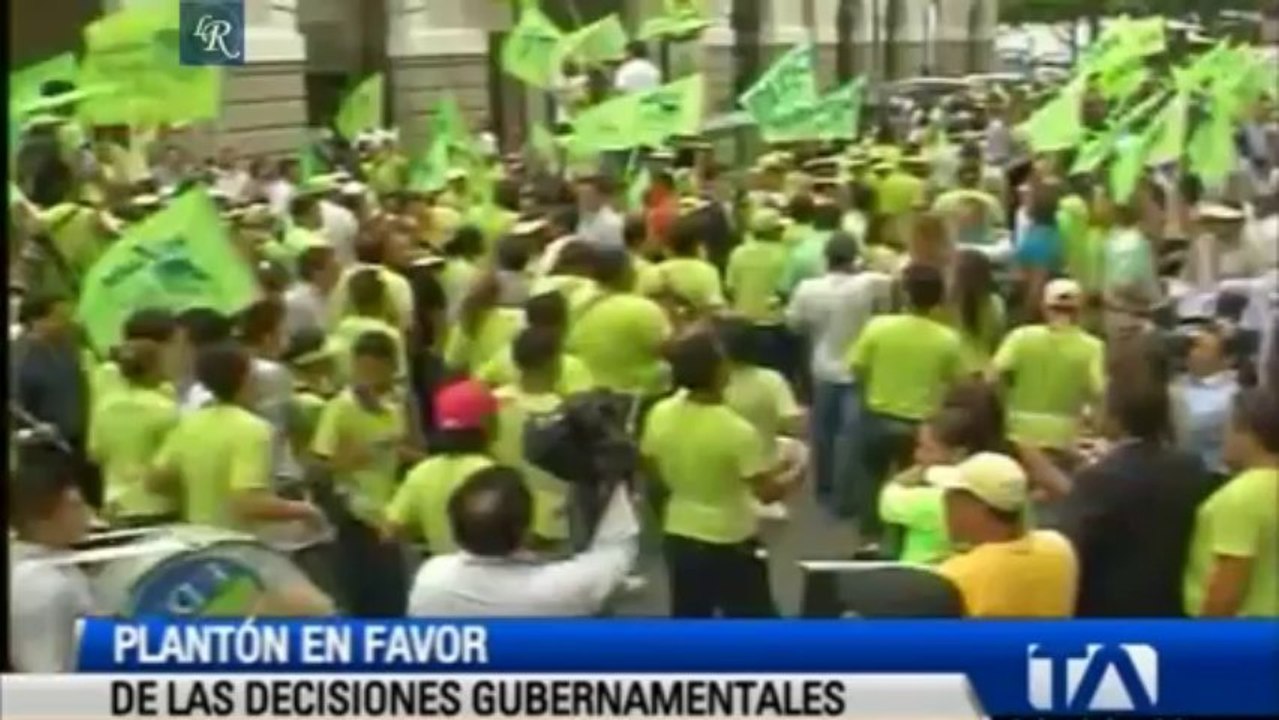 Médicos y gobiernistas se movilizan en Quito por Código Penal, Ecuador