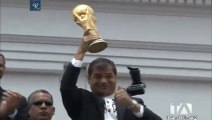 Rafael Correa levantó y besó la Copa del Mundo, Ecuador