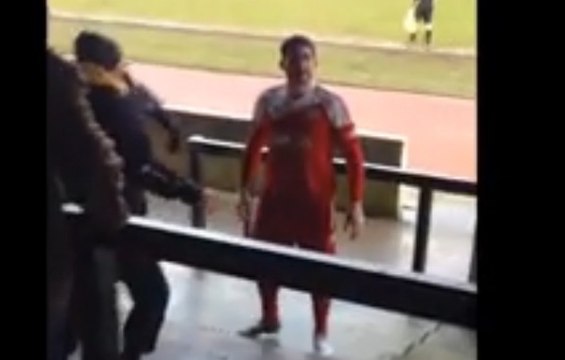 Un joueur de foot anglais essaye de fracasser un supporter!! Karl Colley - Goole AFC