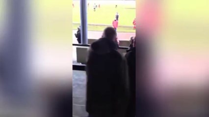 Foot: un capitaine frappe un supporter