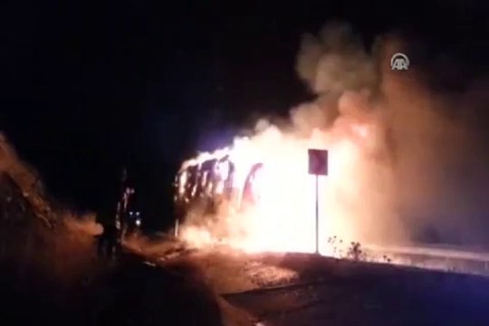 Tır alev alev yandı