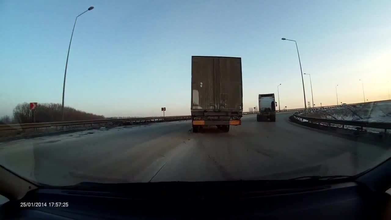 Un camion perd sa remorque