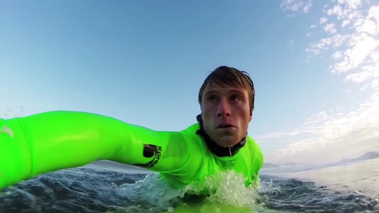 Réflexe de surfeur sur une énorme vague