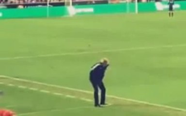 Jorge Jesus espalha-se no chão ao dar indicações no Benfica - Marítimo