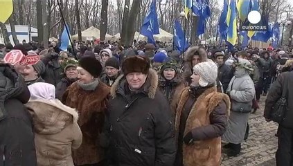 Oppositori e sostenitori di Yanukovich manifestano a Kiev