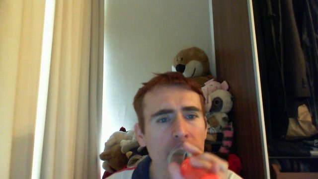 Wiwi égratigne diamonds on the soles of her shoes de Paul Simon