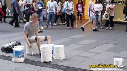 Boya Kutularını Davul Yapıp Sanatını Çok Güzel İcra Eden Adam