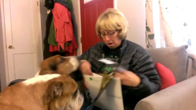 Il offre des places du Super Bowl 2014 à sa mère.. SURPRISE!!! Seahawks VS Broncos - Big Game XLVIII