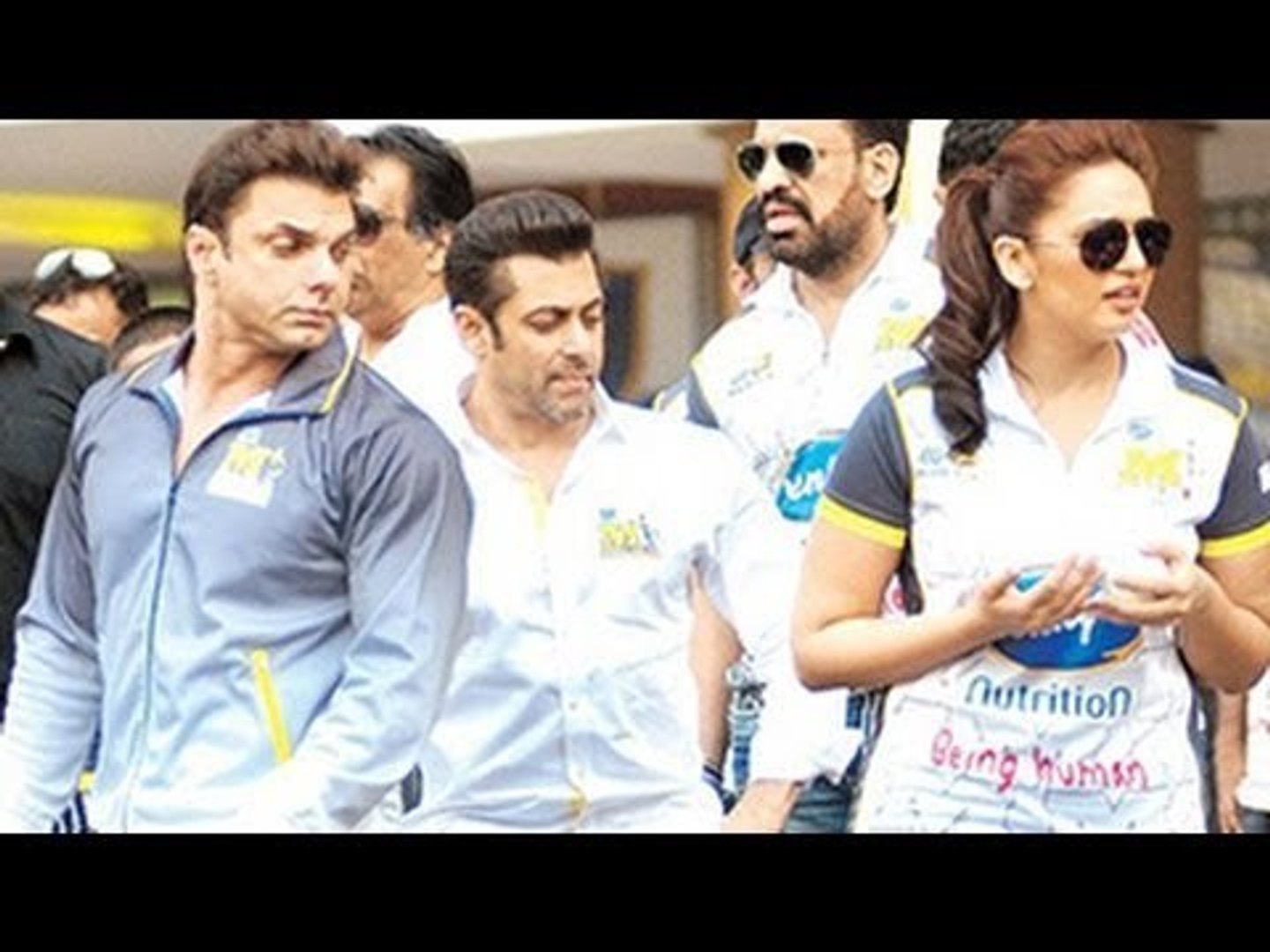 Salman Khan CAUGHT Looking At Huma Qureshis BUTT