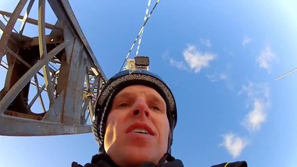 Du Base Jump depuis une antenne