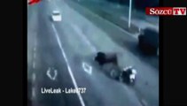 Boğa yoldan geçen motoru böyle devirdi