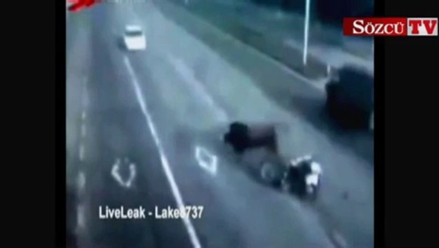 Boğa yoldan geçen motoru böyle devirdi