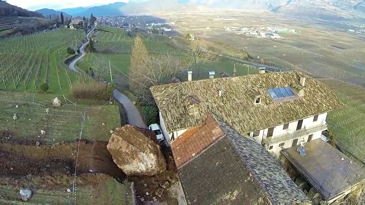 Terrible catastrophe: a giant rock destroys a house... Violent!